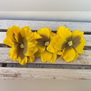 Urban Outfitters Yellow Flower Hair Combs NWT Set of 3
